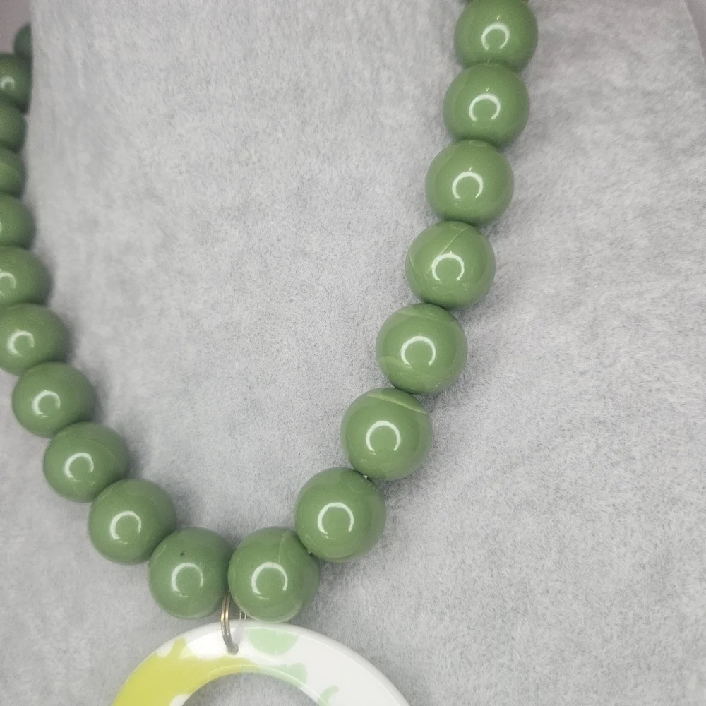 Vintage Mod 1970s Floral Pendant And Bold Green Round Beads GUC 18" - Picture 3 of 4